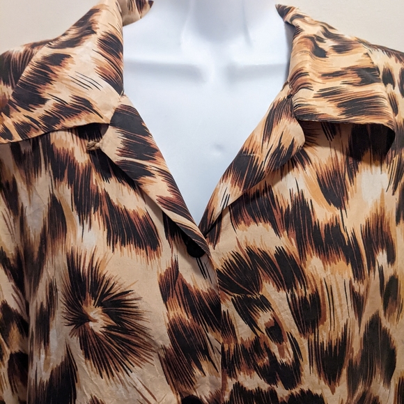 The Avenue women's 14/16 leopard print silk long sleeved button up top - Picture 5 of 6